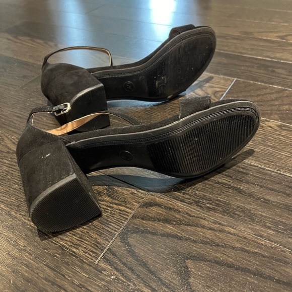 Barely worn square heeled shoes. - Picture 3 of 4